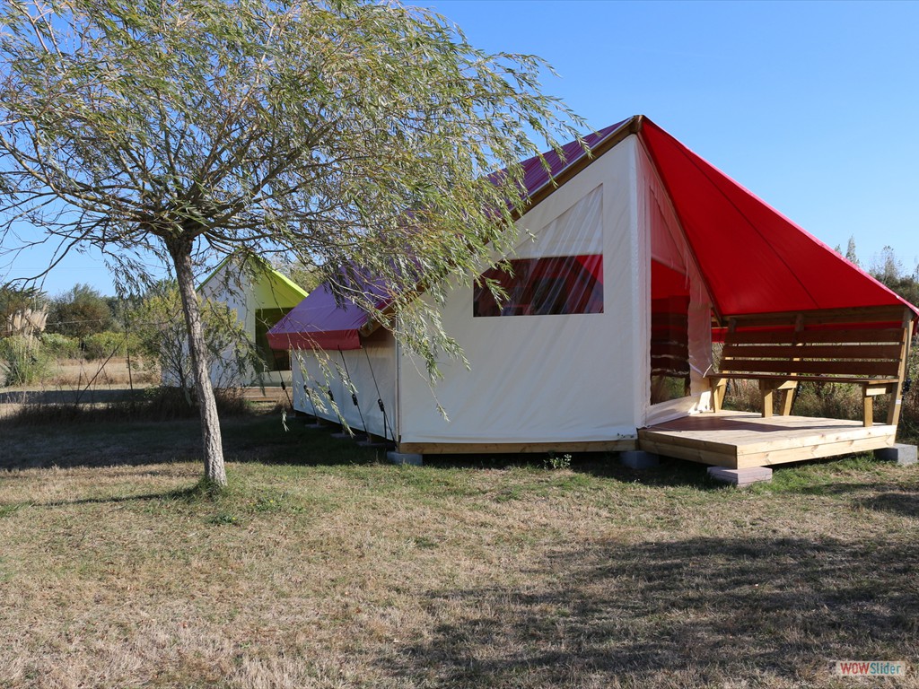 tente-lodge-fushia-camping-insolite-en-vendee