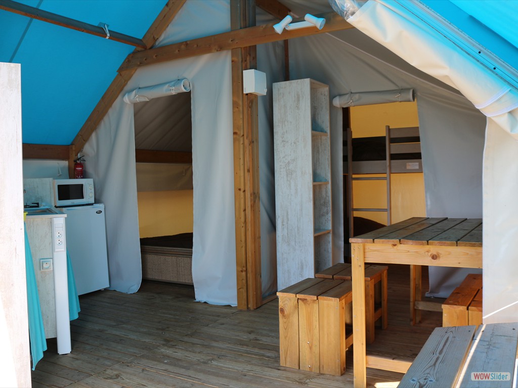 tente-lodge-safari-turquoise-interieur-camping-insolite-vendee